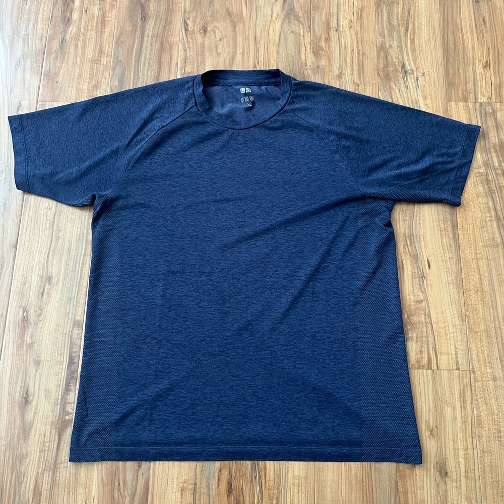 Uniqlo Men's Navy Blue T-Shirt